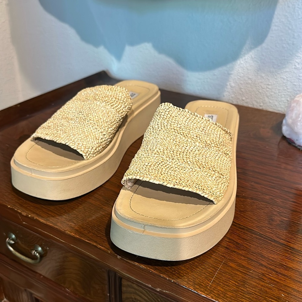 Size 9 steve madden slip on sandals